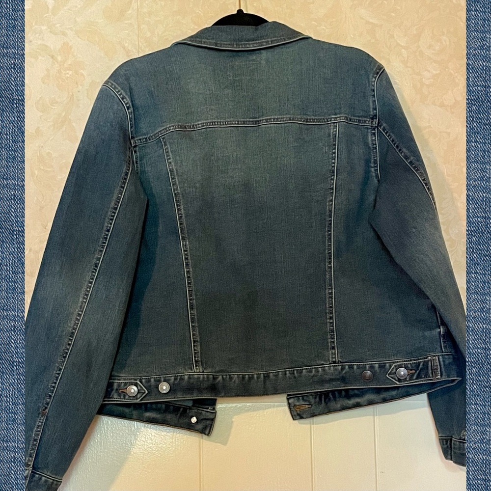 🧵Denim Jacket🧵 - Picture 2 of 4